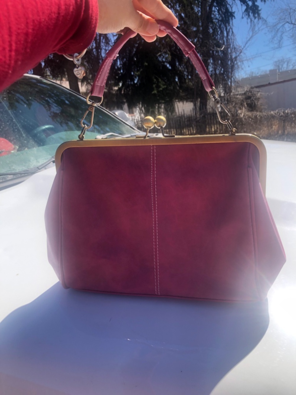 Vintage Retro Pink Purse with removable straps and gold kiss-me clasp - Picture 3 of 5